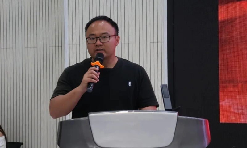 李讲话.jpg